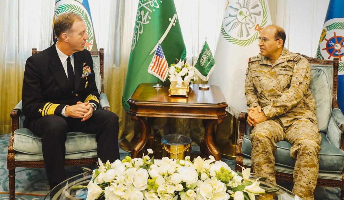 Royal Saudi Naval Forces commander Fahd Al-Ghufaili (R) holds talks with Vice Admiral George Wikoff of the US Navy in Riyadh. (SPA)