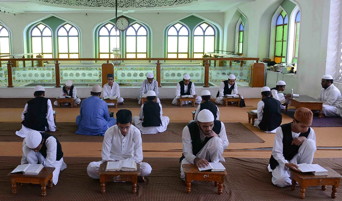 Indian Muslim students recite from the Quran in Jama Masjid Wazeer-un-Nissa during the month of Ramadan at Madrasa Imam Anwaarullah in Hyderabad on June 14, 2016. (AFP file photo)