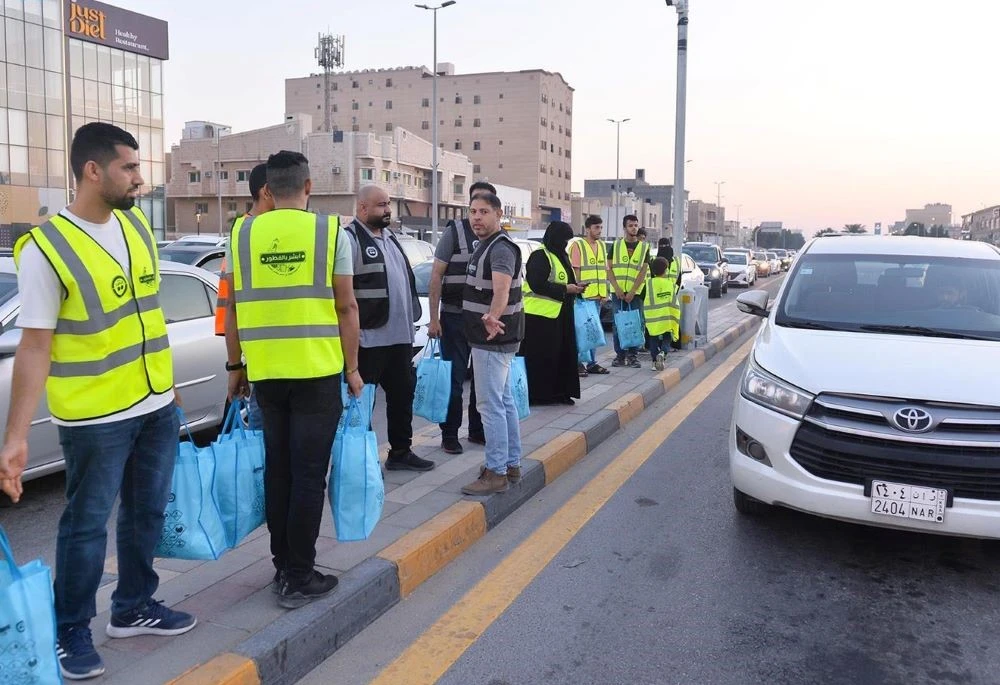Many young men and women in the Kingdom engage in volunteer and charitable activities during Ramadan. (SPA)