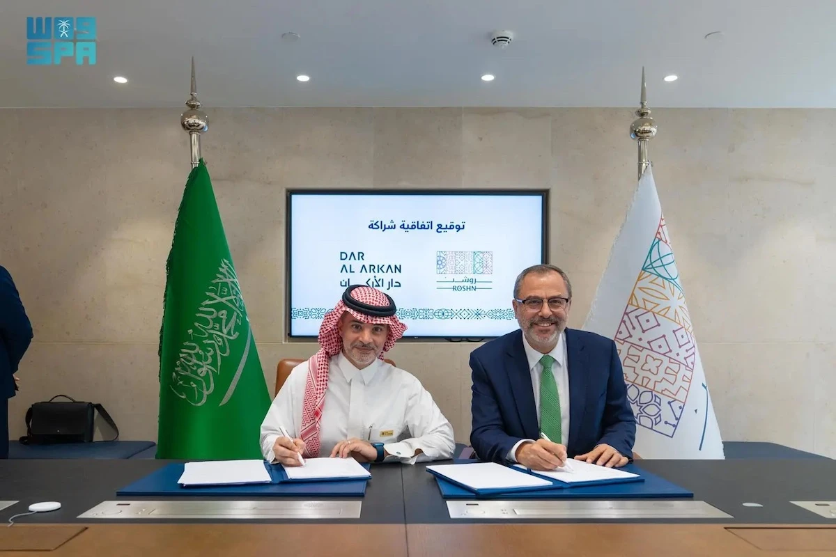 ROSHN Group signing a sale and purchase agreement with partner developer Dar Al Arkan. (SPA)