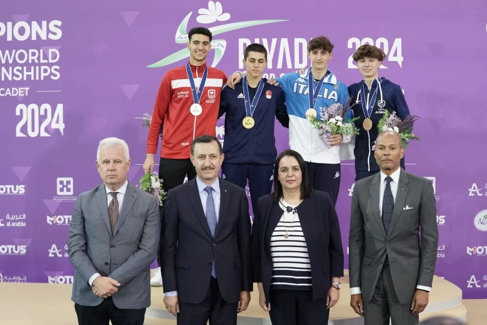 Turkiye’s ambassador to Saudi Arabia Emrullah Isler crowned the men’s winners on the fifth day of the Junior World Fencing Championships at King Saud University’s Arena Hall in Riyadh. (X/@emrullahisler)