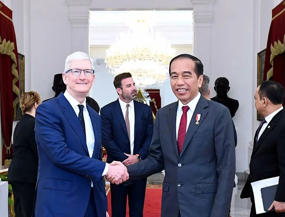 President Joko Widodo, right, shakes hands with Apple chief executive Tim Cook in Jakarta on April 17, 2024. (Presidential Secretariat)