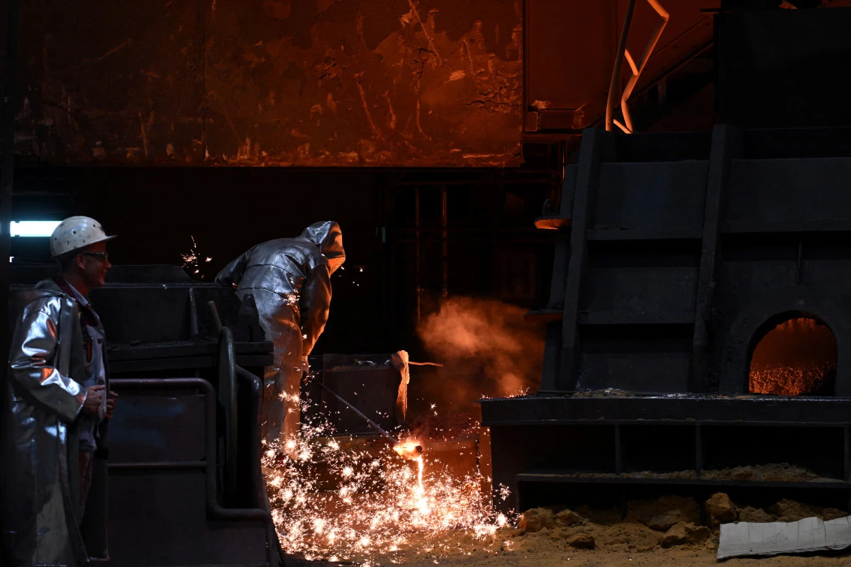 A steelworker is seen at the blast furnace (Hochofen) Schwelgern at the steel works of Thyssenkrupp Steel Europe AG in Duisburg, Germany, on July 26, 2023. (AFP)