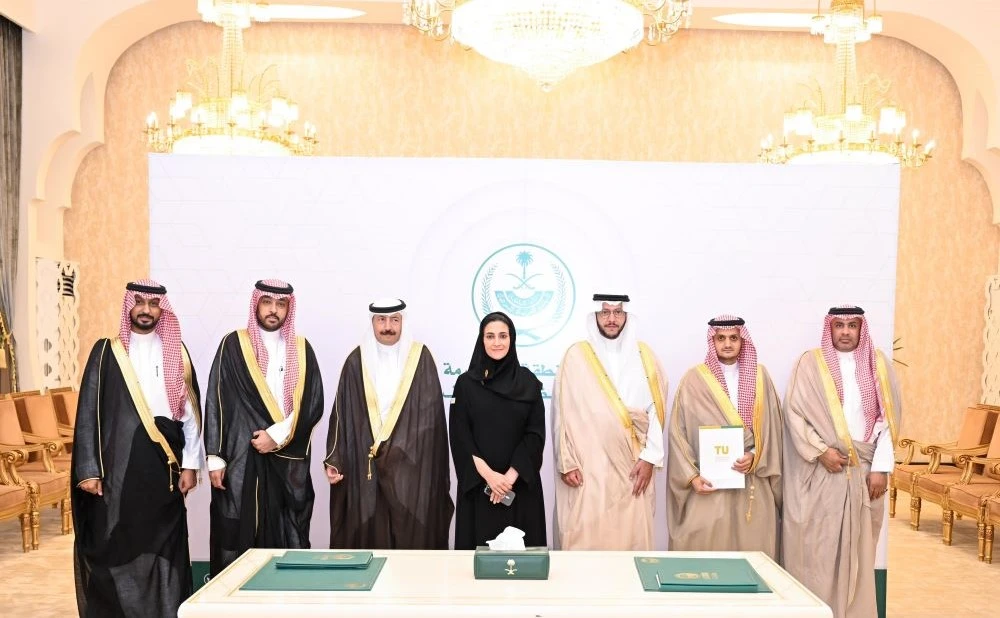 Prince Saud bin Nahar meets with Princess Haifa bint Abdulmohsen. (SPA)