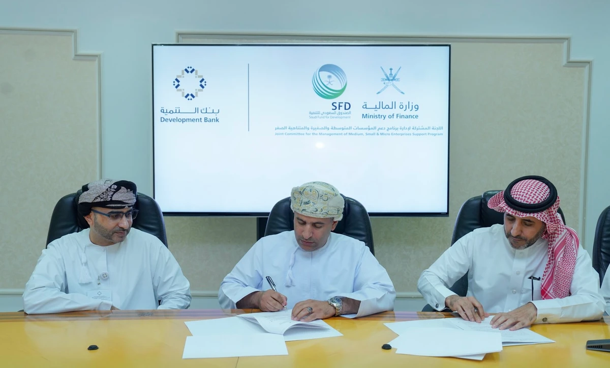 The agreement was signed by the co-chairs of the Saudi-Omani joint committee and CEO of the Oman Development Bank Hussein Al Lawati representing the Omani side. (X/@SaudiFunf_Dev)