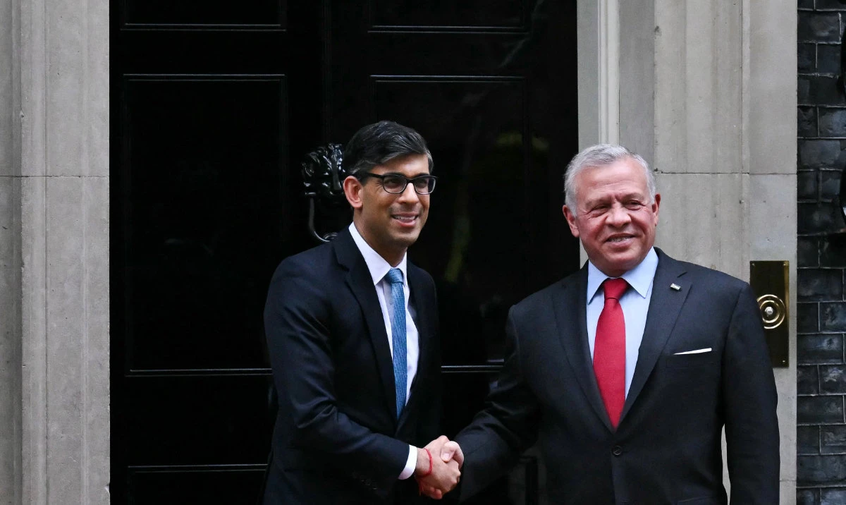 Britain's Prime Minister Rishi Sunak (L) shakes hands as he welcomes Jordan's King Abdullah II upon his arrival at 10 Downing Street, central London. (AFP/File)