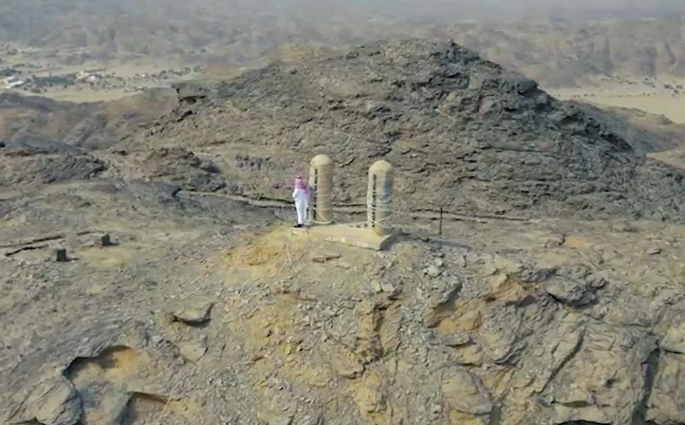 Hikers on the Thahlan Mount trail can enjoy stunning mountain and desert views. (SPA)