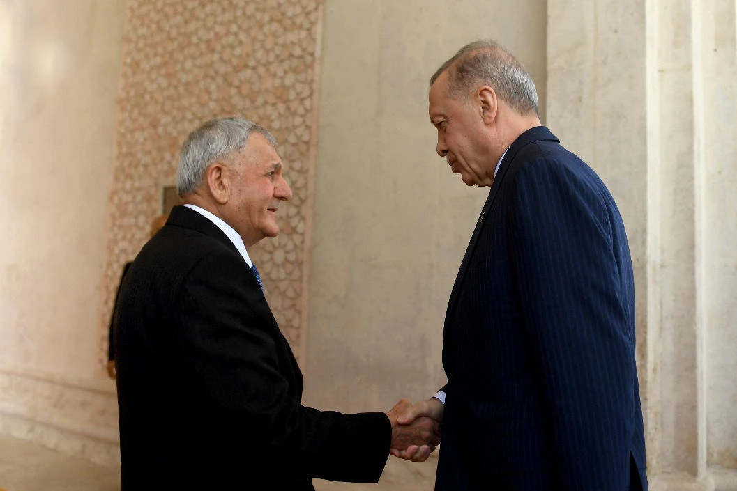 Iraq's President Abdul Latif Rashid (R) welcomes Turkey's President Recep Tayyip Erdogan at the Presidential palace in Baghdad. (File/AFP)