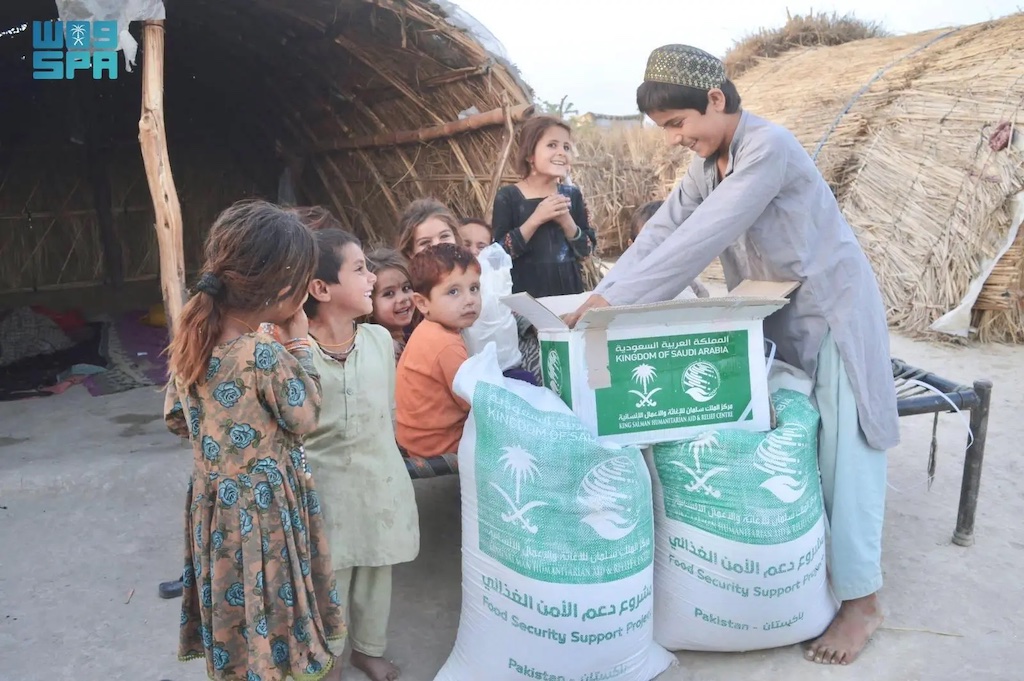 The aid benefited individuals from the most vulnerable in flood-affected areas in Pakistan. (SPA)
