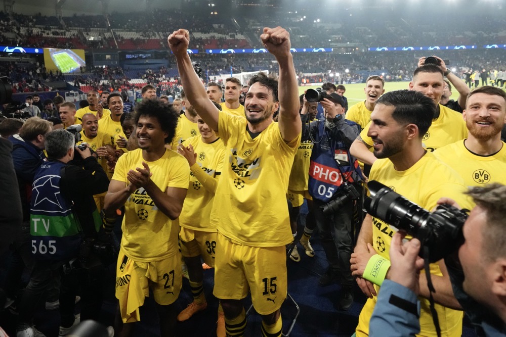 Dortmund's Mats Hummels, center, celebrates at the end of the game. (AP)