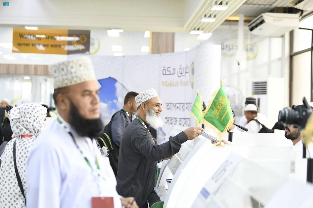 Bangladeshi Hajj pilgrims complete their immigration procedures under the Makkah Route initiative in Dhaka on June 19, 2022. (SPA file photo)