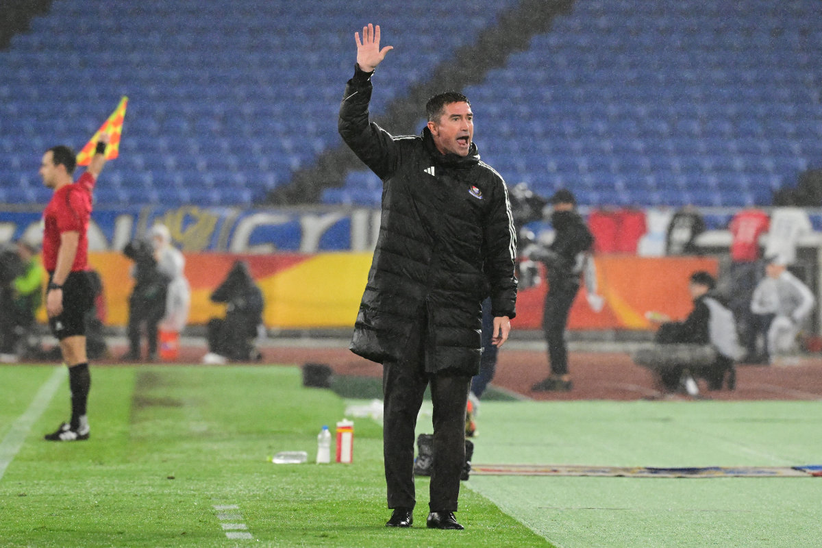 Yokohama manager Harry Kewell reacts during the AFC Champions League semifinal second leg match between South Korea's Ulsan Hyundai FC and Japan's Yokohama F. Marinos at Nissan Stadium in Yokohama, Kanagawa prefecture, south of Tokyo, on April 24, 2024. (AFP)