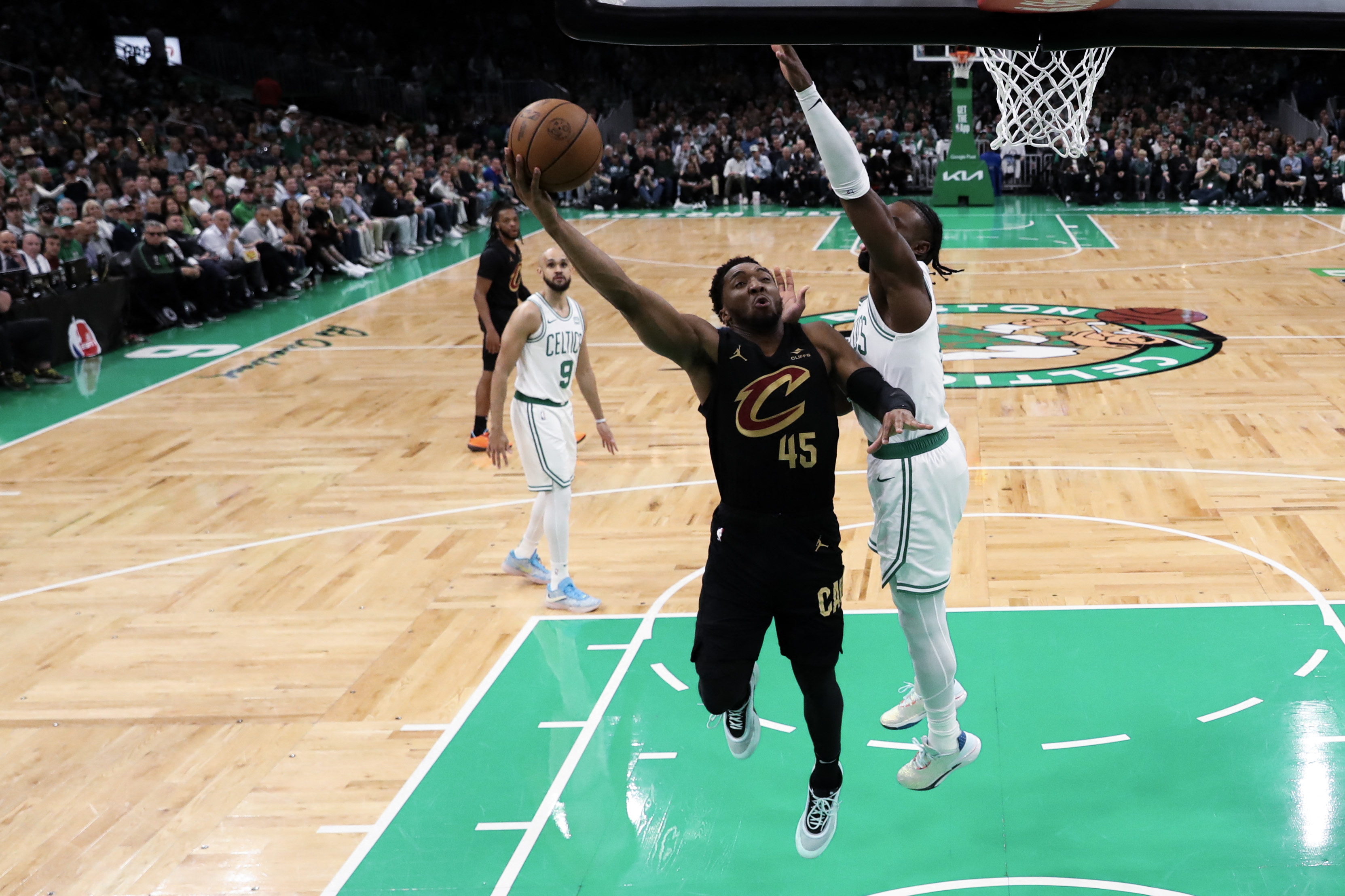 Donovan Mitchell of the Cleveland Cavaliers shoots the ball against Jaylen Brown of the Boston Celtics during the first half in Game 2 of the Eastern Conference Second Round Playoffs at TD Garden on May 09, 2024 in Boston, Massachusetts. (GETTY IMAGES NORTH AMERICA/AFP)