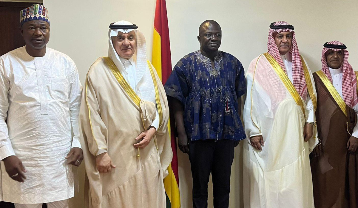 Abdulrahman Al-Fadhli pose for a group photo with Ghana’s officials in Accra. (SPA)