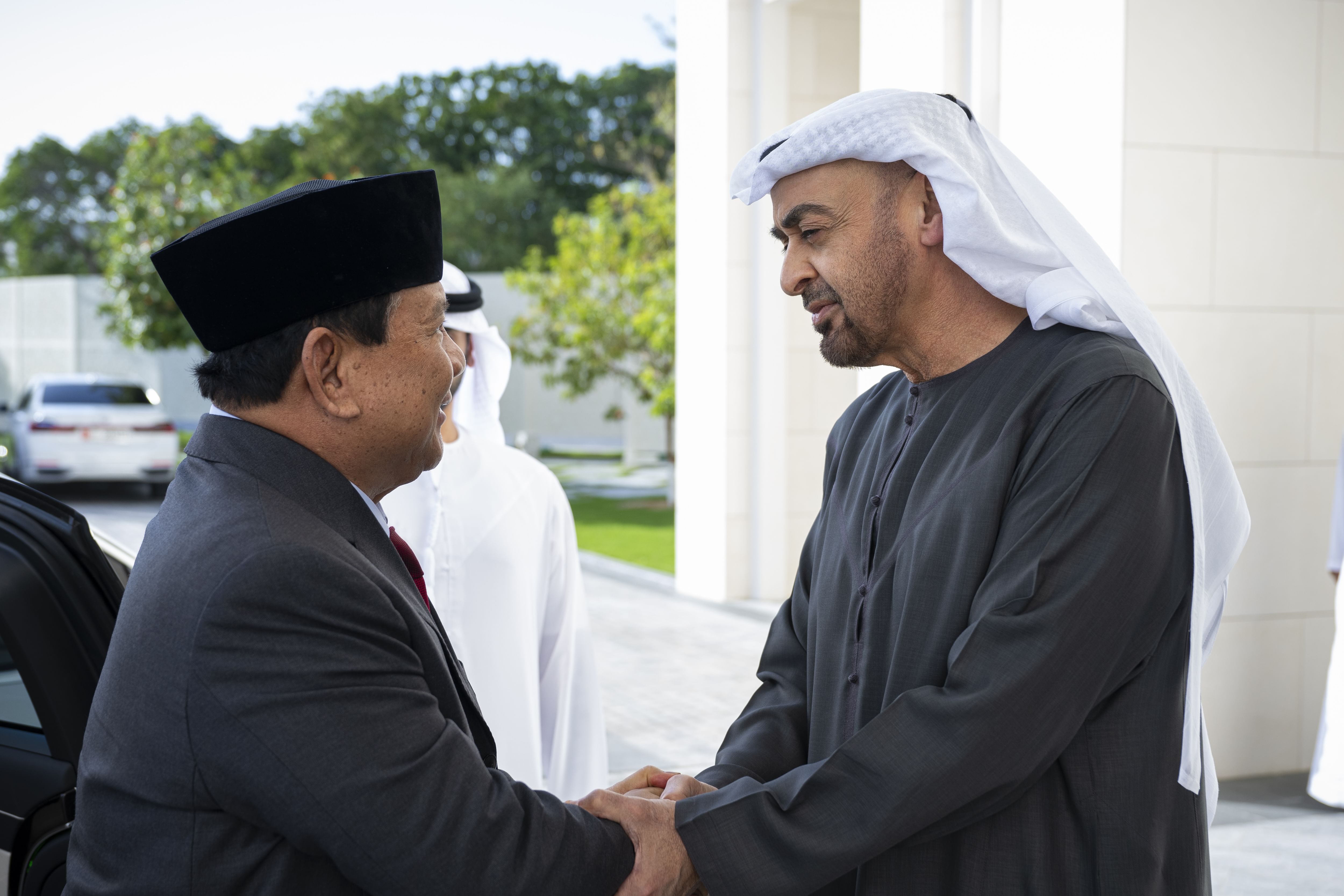 UAE President Sheikh Mohammed bin Zayed Al-Nahyan and Indonesia’s defense minister Prabowo Subianto. (SPA)