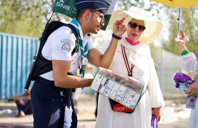 A scout helps pilgrims by guiding them, and ensuring that they reach the holy sites or their designated camps. (AN Photo/Huda Bashatah)