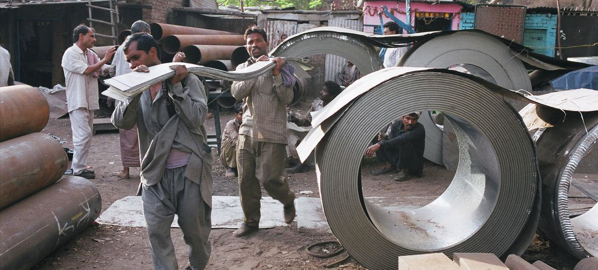 Porters work at a metal market in Narayana in New Delhi, India. (Courtesy: ILO/Marcel Crozet)