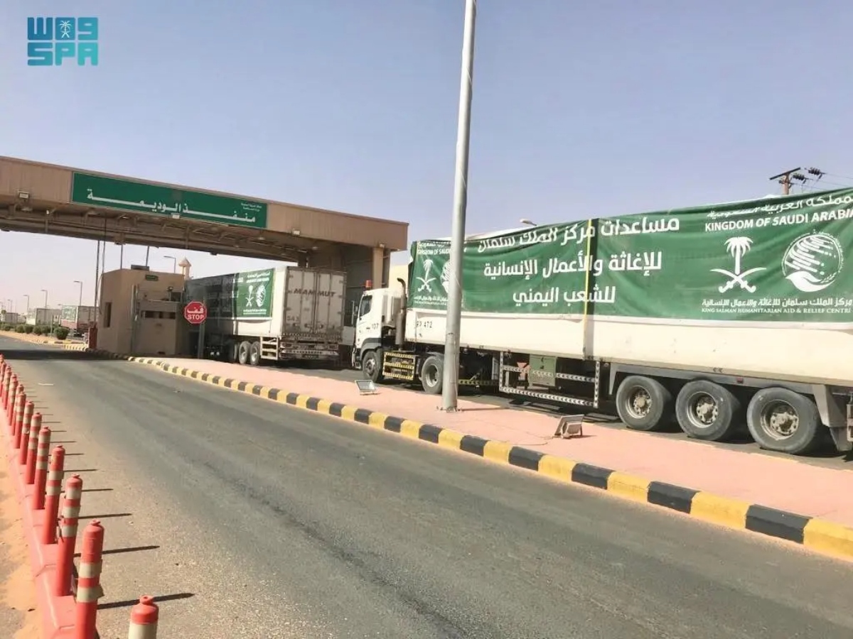 KSrelief provided a convoy of 330 relief trucks which delivered of over 5,752 tonnes critical supplies to people in 14 Yemeni governorates. (SPA)
