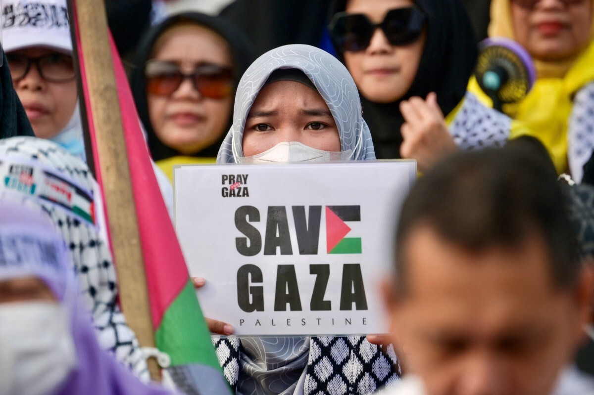 Indonesian women take part in a fundraising event in Jakarta on Oct. 15, 2023 to support Palestinians in the wake of Israeli attacks on Gaza. (AFP)