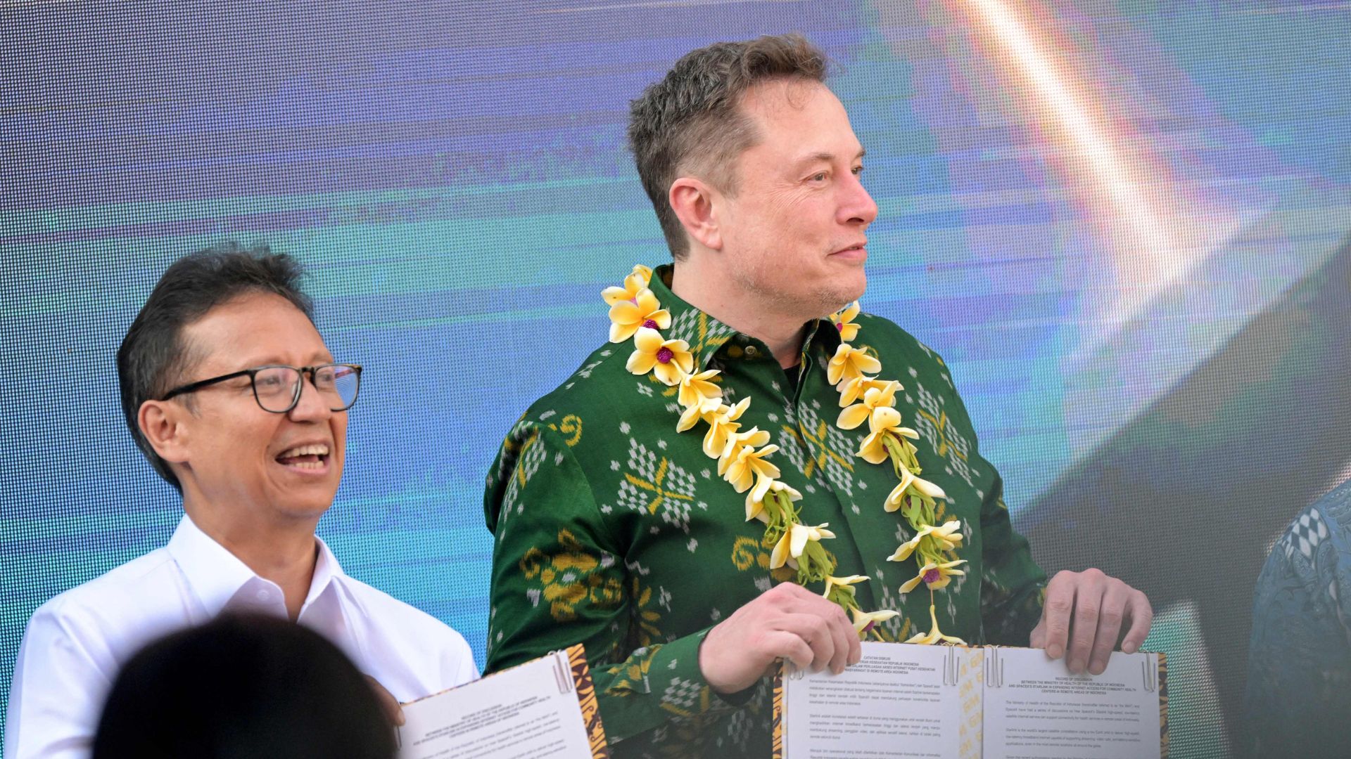 Indonesian Health Minister Budi Gunadi Sadikin and Elon Musk pose for a photo after signing an agreement on enhancing connectivity at a public health center in Denpasar, Bali, Indonesia on May 19, 2024. (AFP)