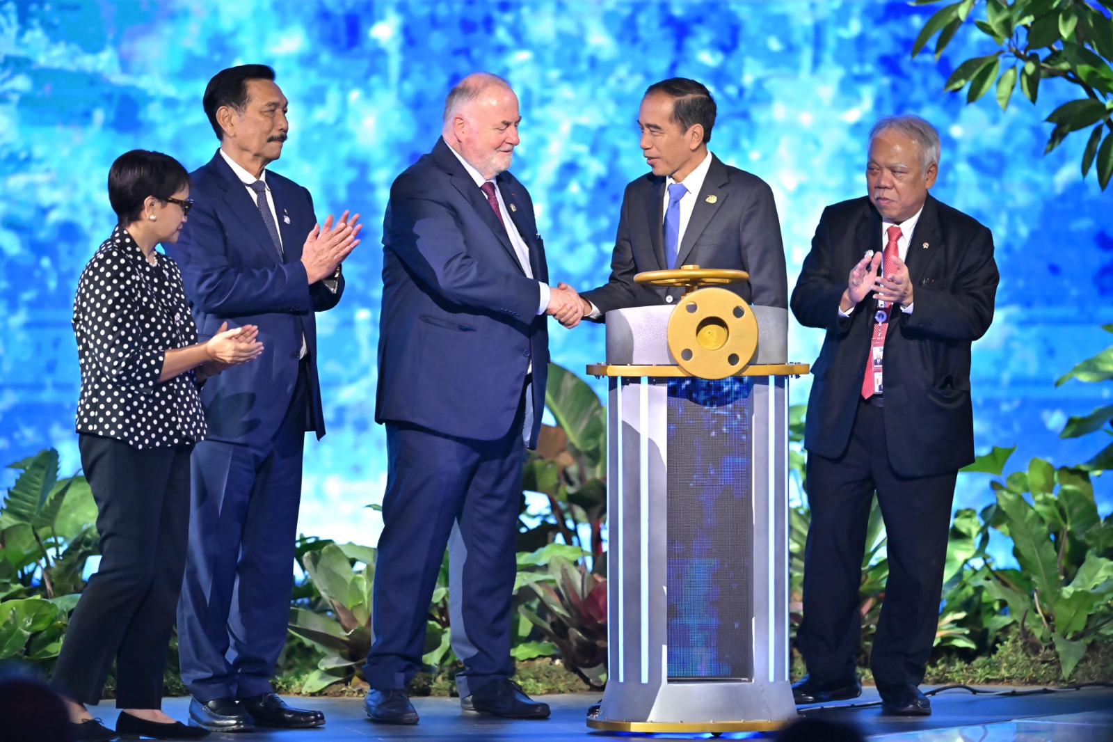 Indonesian President Joko Widodo, second from right, shakes hands with Loic Fauchon, president of the World Water Council, at the opening ceremony of the 10th World Water Forum in Bali on May 20, 2024. (Ministry of Communications and Information Technology)