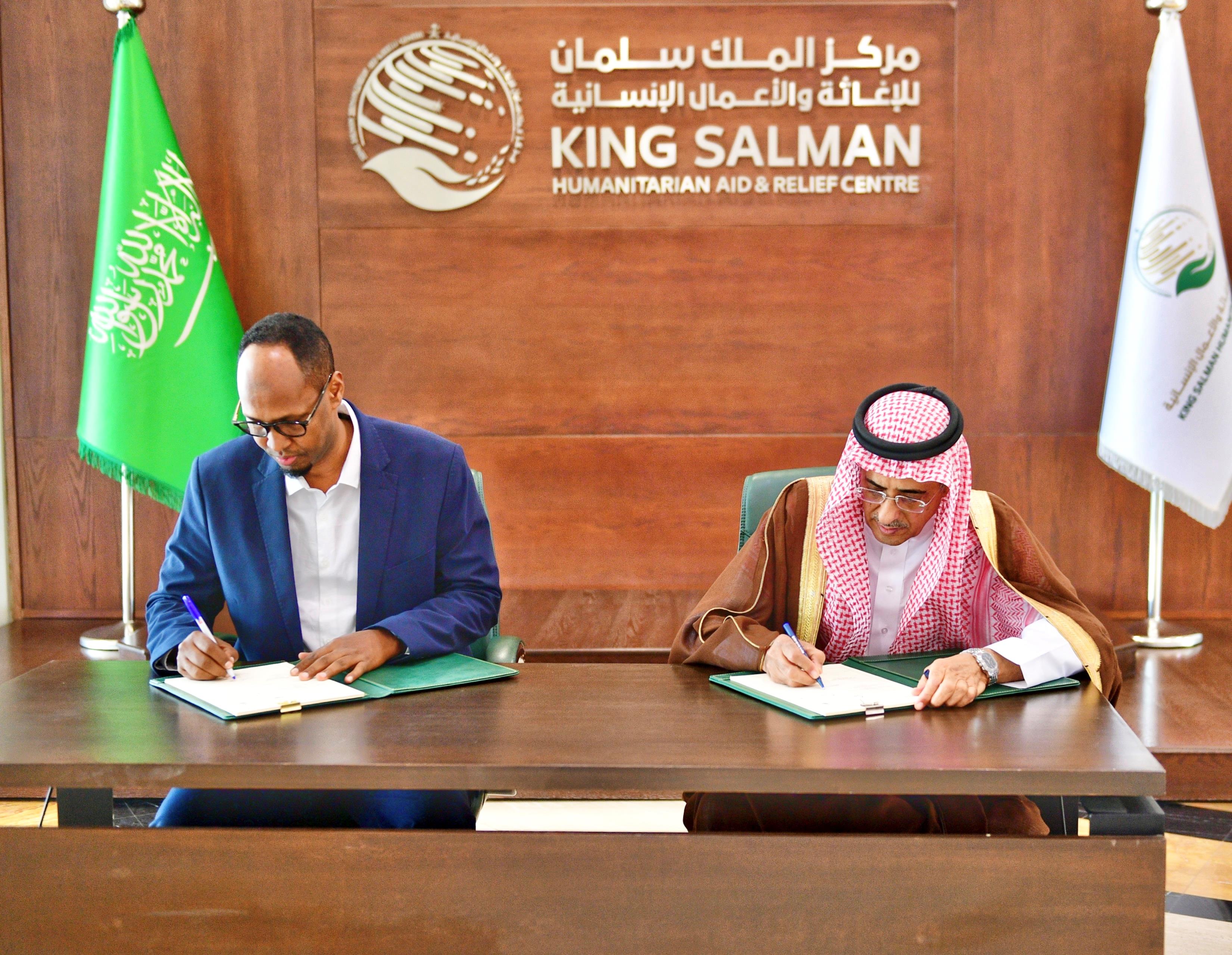 KSrelief’s Assistant Supervisor-General of Operations and Programs Ahmed bin Ali Al-Baiz signed the agreement at the center’s headquarters in Riyadh. (SPA)