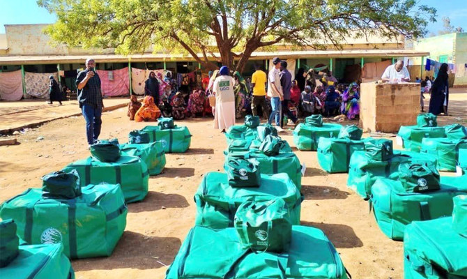 The picture shared by KSrelief on May 15, 2024 shows organization distributing aid kits to displaced families in Sudan’s White Nile State. (SPA)