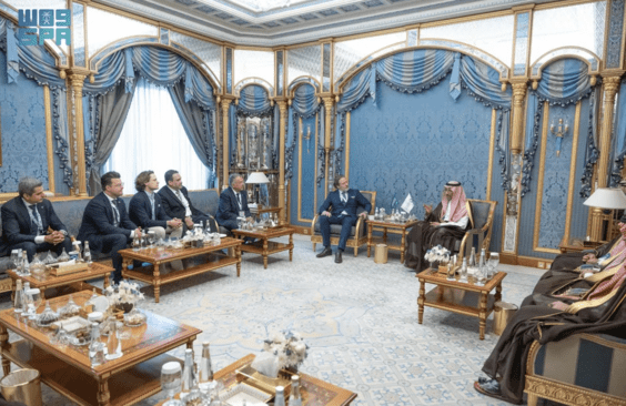 Bandar bin Ibrahim Alkhorayef speaking with the heads of global aviation companies. SPA