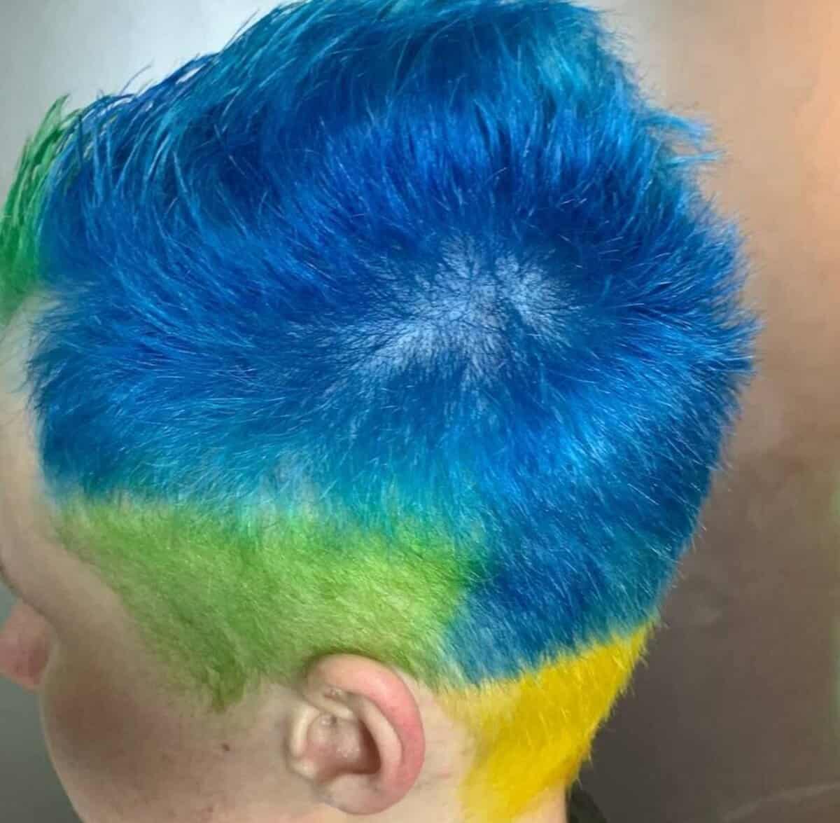 A Russian man who had his hair dyed in some of the colors of the Ukrainian flag has been fined 30,000 roubles ($330) by a court for “discrediting” the Russian army, rights group OVD-Info reported on Monday. (X/@JPNWMN)