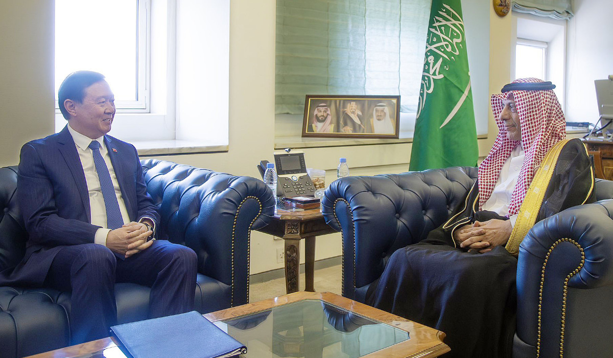 Abdulrahman Al-Rassi holds talks with Chang Hua in Riyadh. (Supplied)