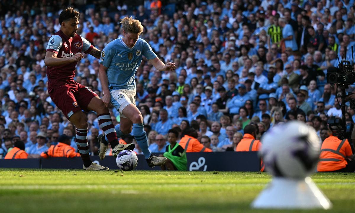 West Ham United’s Brazilian midfielder Lucas Paqueta (L) vies with Manchester City’s Belgian midfielder Kevin De Bruyne during their English Premier League match at the Etihad Stadium in Manchester on May 19, 2024. (AFP)