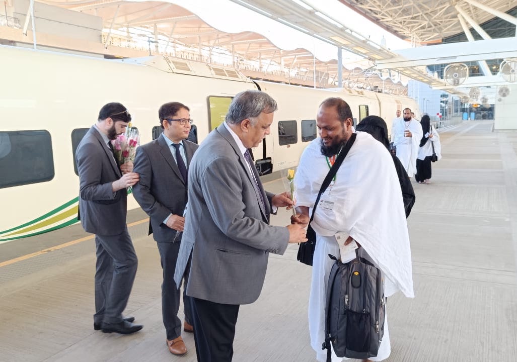 Ambassador of India Dr. Suhel Ajaz Khan and Consul General Mohd Shahid Alam accompanied Indian pilgrims on the inaugural journey from Jeddah airport to Makkah on Sunday. (Supplied)