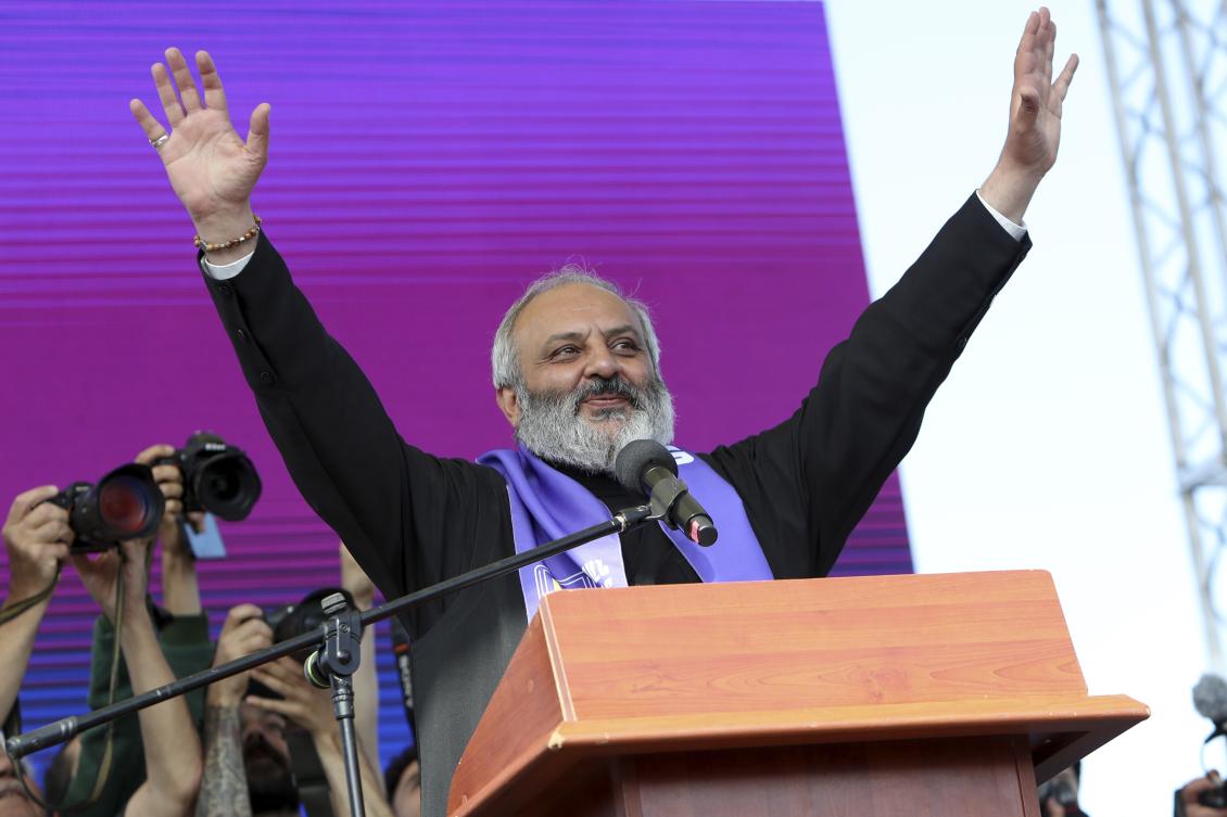 Tens of thousands of demonstrators have held a protest in the center of the capital of Armenia, calling for the resignation of Prime Minister Nikol Pashinyan after Armenia agreed to hand over control of several border villages to Azerbaijan. (AP)