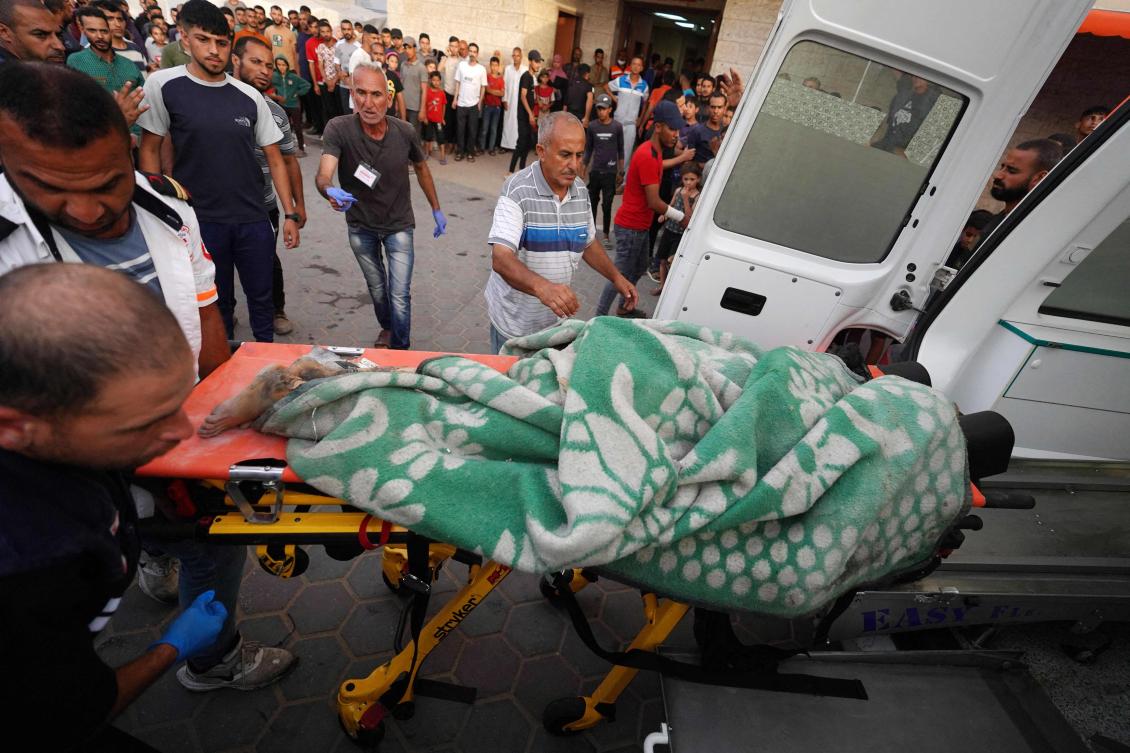 Paramedics transport a body at the Al-Aqsa Martyrs Hospital in Deir Al-Balah following Israeli bombardment on May 23, 2024, amid continuing battles between Israel and Hamas in the Gaza Strip. (AFP)