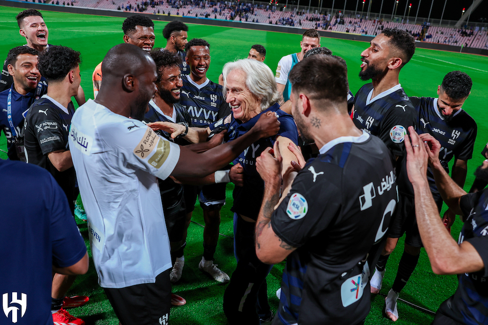 Al-Hilal coach Jorge jesus and his players celebrate completing an unbeaten Saudi Pro League season after the final-day 2-1 win over Al-Wehda. (X: @Alhilal_EN)