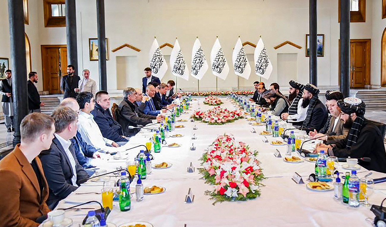 This handout photo released by the Taliban Foreign Ministry shows Taliban Foreign Minister Amir Khan Muttaqi (center R) and Kremlin's special envoy to Afghanistan, Zamir Kabulov (center L) attending their meeting in Kabul on March 24, 2022. (AFP/File)