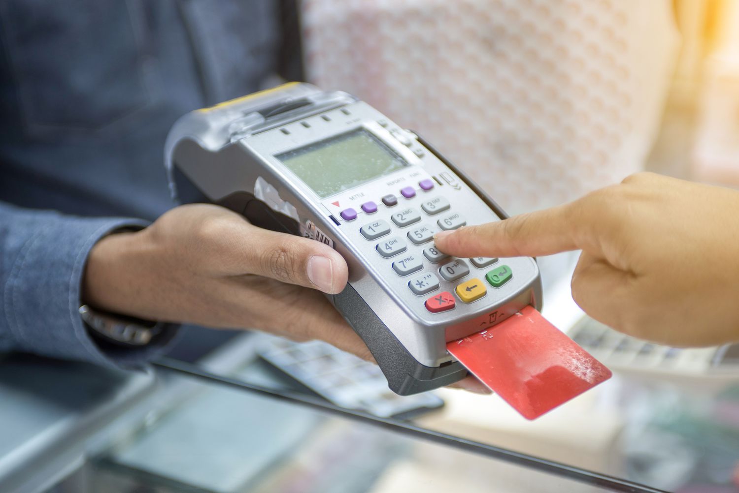 The latest data from the Saudi Central Bank, also known as SAMA, revealed that spending on electronic and electric devices surged by 9.5 percent to reach SR240.4 million.