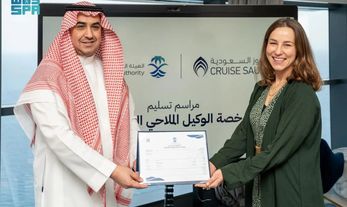 Mohammed Bukhari, the VP of Coastal Tourism Operations at SRSA, handed the license to the Chief Destination Experiences Officer at Cruise Saudi, Barbara Buczek. (SPA)Mohammed Bukhari, the VP of Coastal Tourism Operations at SRSA, handed the license to the Chief Destination Experiences Officer at Cruise Saudi, Barbara Buczek. (SPA)