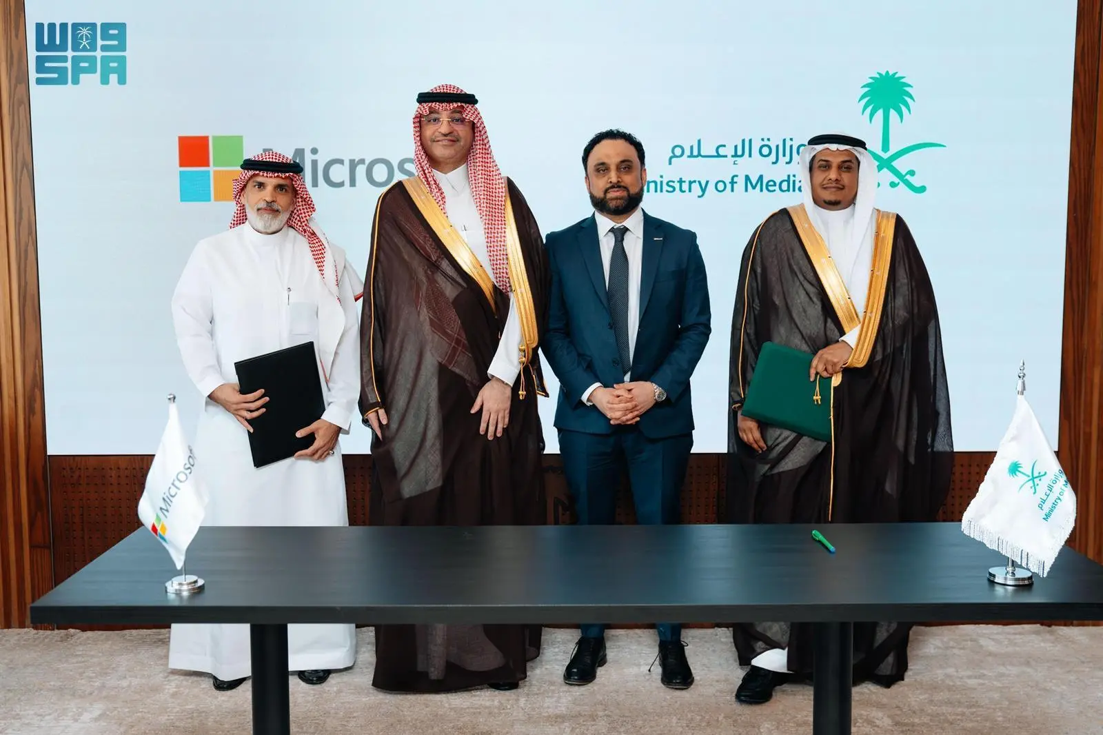 The signing ceremony was witnessed by the Assistant Minister of Media Abdullah Al-Maghlouth, and Ziad Mansour, Microsoft’s executive vice president of data and artificial intelligence. (SPA)