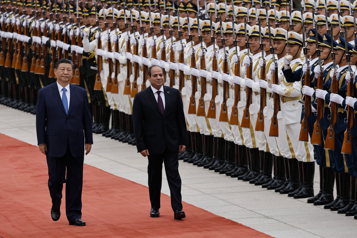 Chinese President Xi Jinping and Egyptian President Abdel Fattah al-Sisi review the honour guard during a welcome ceremony at the Great Hall of the People in Beijing on May 29, 2024. Several Arab leaders are this week visiting Beijing, which is seeking to present a "common voice" on the conflict between Israel and Hamas and improve cooperation.(AFP)