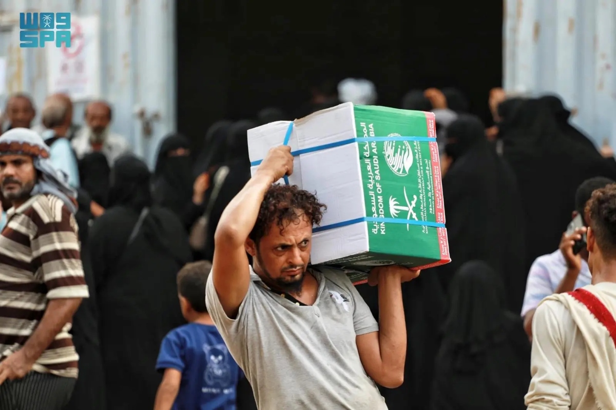 In Hodeidah, 2,600 personal hygiene bags were delivered to displaced people in the Al-Jisha and Bani Jaber camps. (SPA)