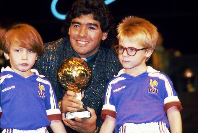 A French court ruled the auction of a trophy awarded to the late Diego Maradona after the 1986 World Cup can go ahead as planned despite opposition from his heirs, their lawyer told The Associated Press on Thursday. (Presse Sports)