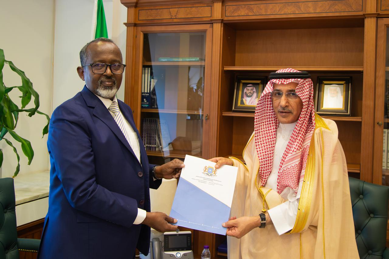 Deputy Minister for Political Affairs Saud Al-Sati receives the message from the Somali president’s special envoy Mahmoud Tahir Jeely in Riyadh on Thursday. (SPA)