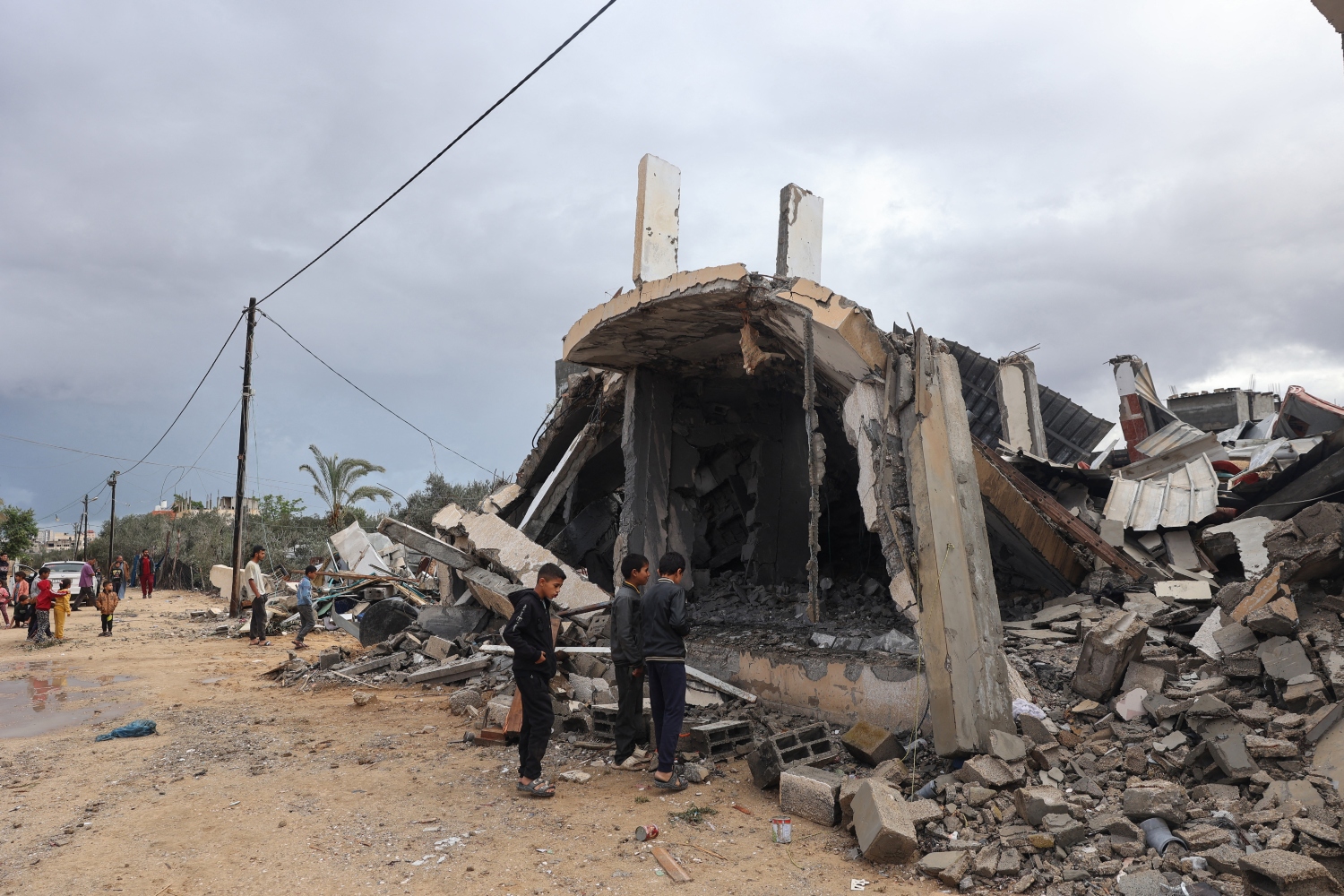 Palestinians inspect the destruction following overnight Israeli strikes on Rafah, southern Gaza Strip. May 6, 2024 (File/AFP)