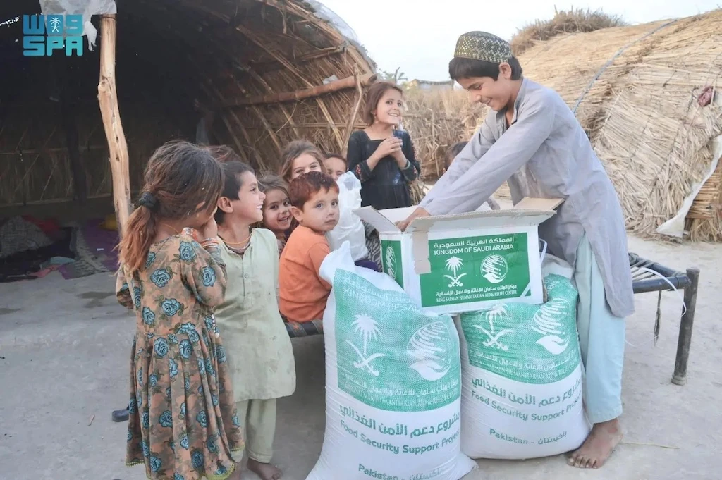 The aid benefited individuals from the most vulnerable in flood-affected areas in Pakistan. (SPA)