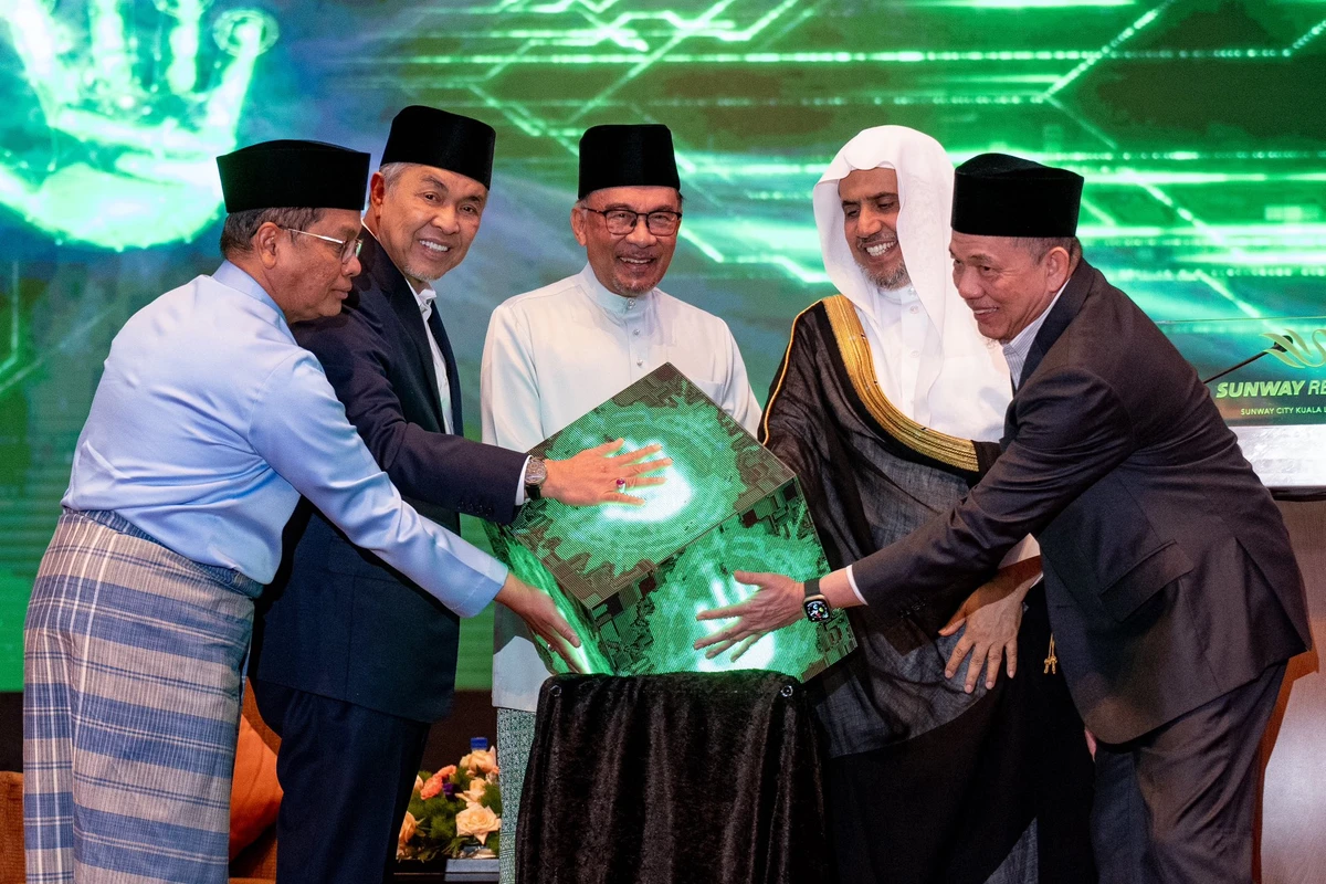 Malaysian Prime Minister Anwar Ibrahim, center, officiated the International Conference of Religious Leaders alongside Muslim World League Secretary-General Sheikh Dr. Mohammad bin Abdulkarim Al-Issa, second from right, and other officials in Petaling Jaya. (Prime Minister’s Office of Malaysia)