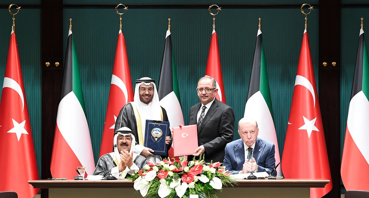 Kuwait’s Emir Sheikh Meshal Al-Ahmed Al-Jaber Al-Sabah and Turkish President Recep Tayyip Erdogan witness the signing of several deals in Ankara. (KUNA)