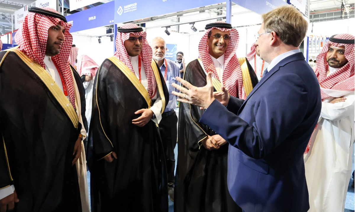 Majed Al-Argoubi, CEO of Modon, inaugurated the exhibition and toured its aisles, visiting the stands of many national and international companies, as well as countries.