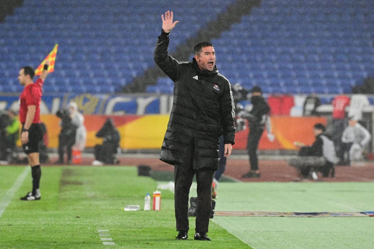Yokohama manager Harry Kewell reacts during the AFC Champions League semifinal second leg match between South Korea's Ulsan Hyundai FC and Japan's Yokohama F. Marinos at Nissan Stadium in Yokohama, Kanagawa prefecture, south of Tokyo, on April 24, 2024. (AFP)