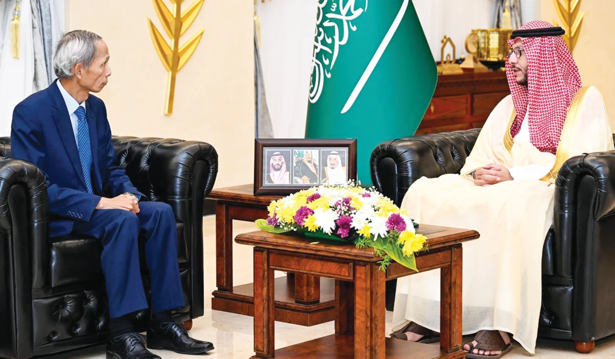 Prince Saud bin Nahar bin Saud holds talks with Dang Xuan Dung in Taif. (Supplied)